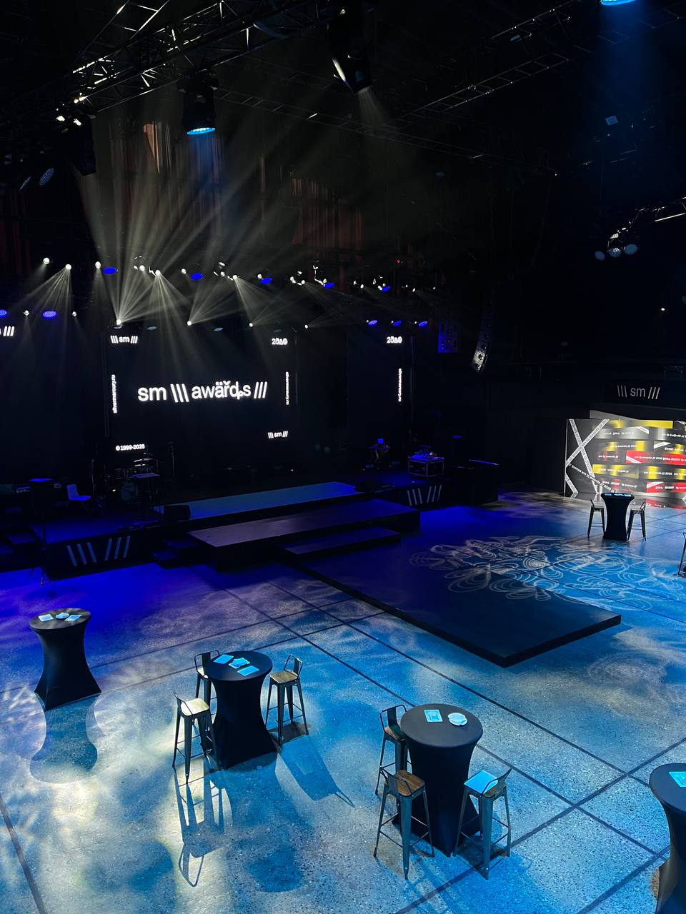 Коллеги, details 💅
А у нас потихоньку начинается вечер третьего дня SM Awards Ceremony. Еда, напитки — на месте, гости — постепенно заполняют зал | Сетка — социальная сеть от hh.ru