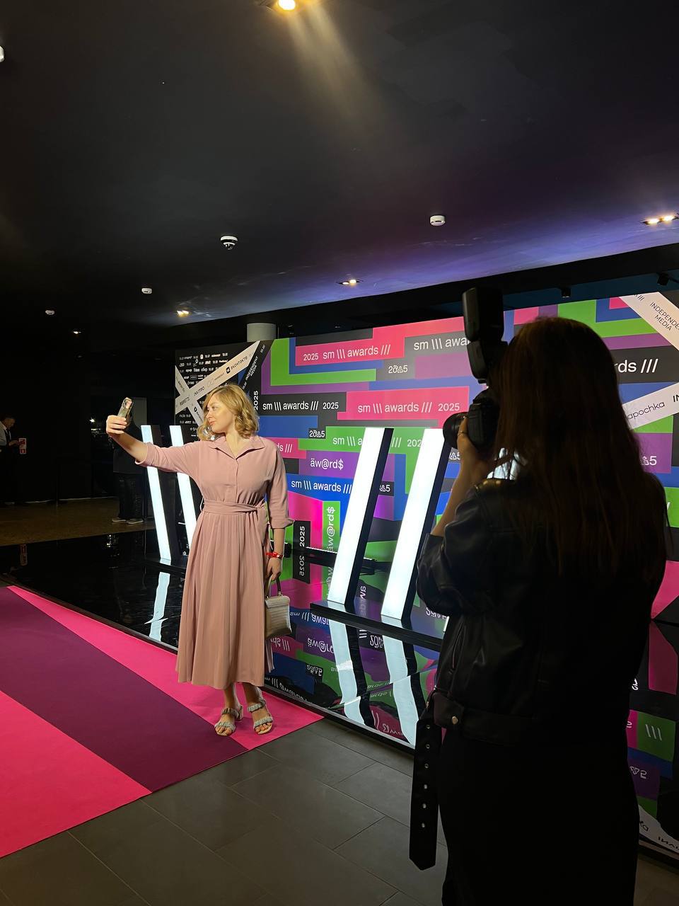 Коллеги, details 💅
А у нас потихоньку начинается вечер третьего дня SM Awards Ceremony. Еда, напитки — на месте, гости — постепенно заполняют зал | Сетка — социальная сеть от hh.ru