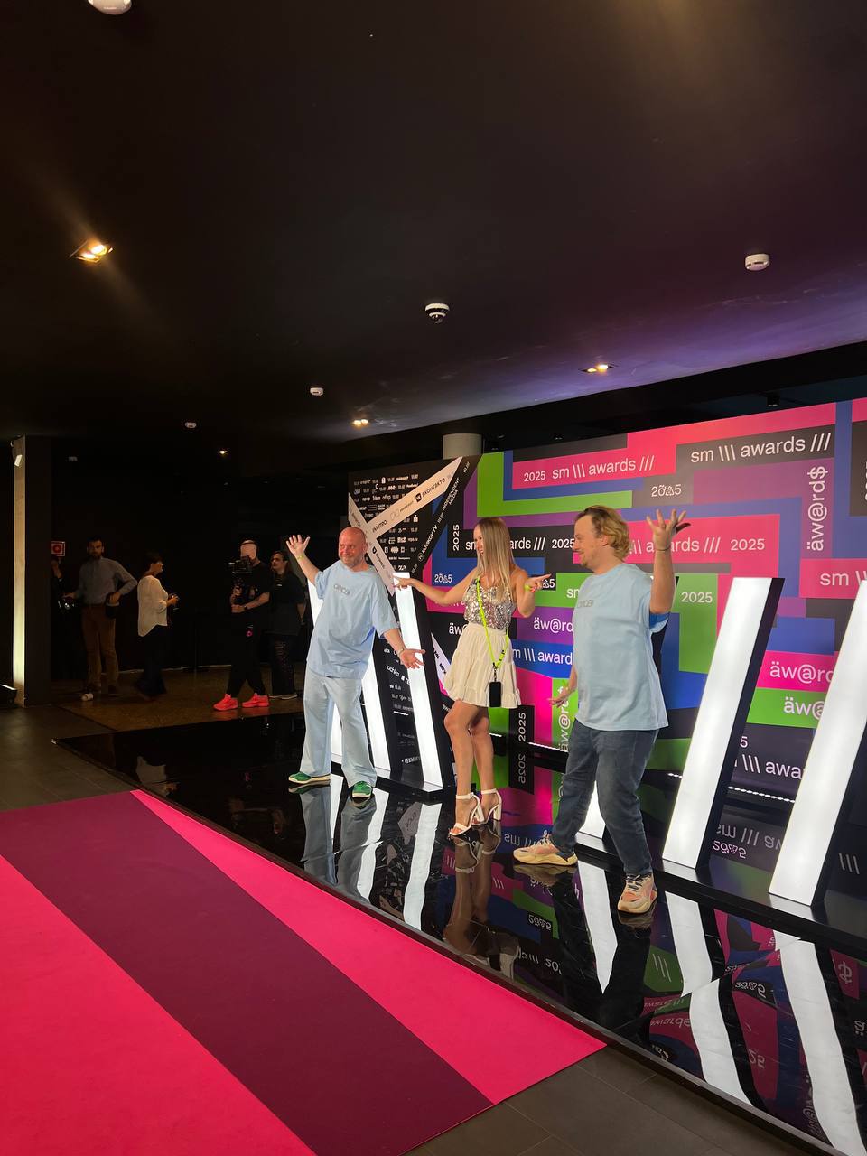 Коллеги, details 💅
А у нас потихоньку начинается вечер третьего дня SM Awards Ceremony. Еда, напитки — на месте, гости — постепенно заполняют зал | Сетка — социальная сеть от hh.ru