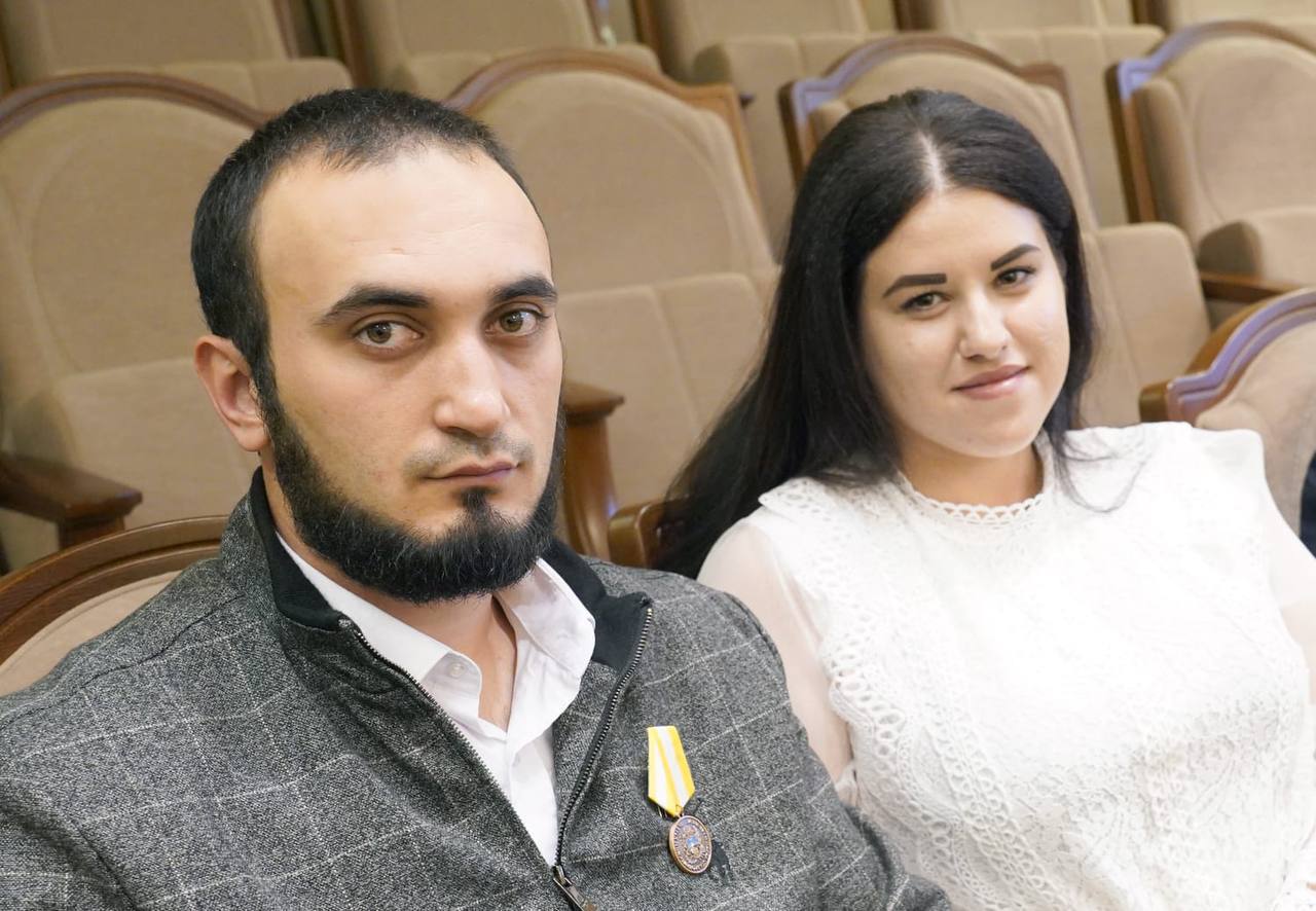 Ставропольцев наградили за добрые дела и героизм
В преддверии Дня России 40 жителям края, проявившим себя в мирной жизни, губернатор Ставрополья Владимиров вручил государственные и краевые награды | Сетка — социальная сеть от hh.ru