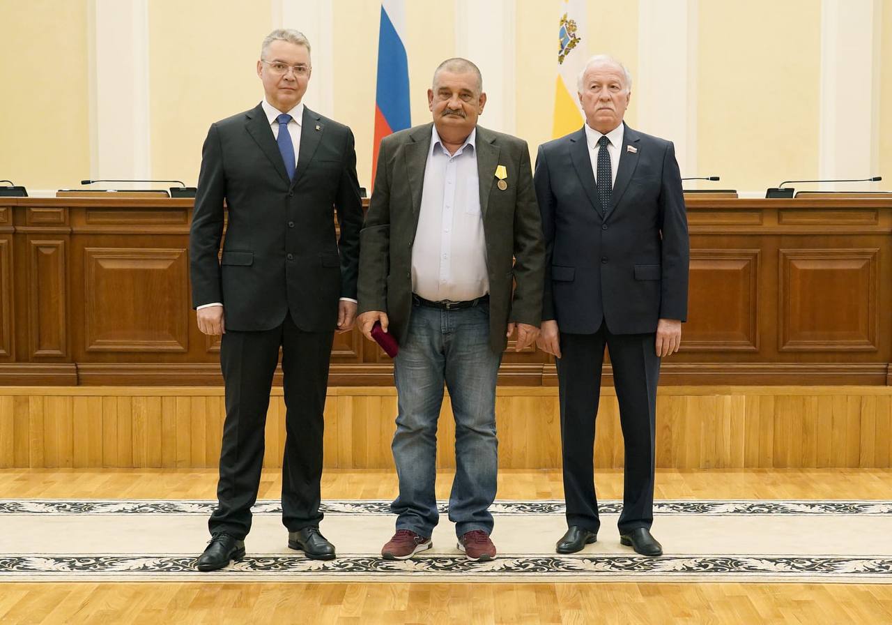 Ставропольцев наградили за добрые дела и героизм
В преддверии Дня России 40 жителям края, проявившим себя в мирной жизни, губернатор Ставрополья Владимиров вручил государственные и краевые награды | Сетка — социальная сеть от hh.ru