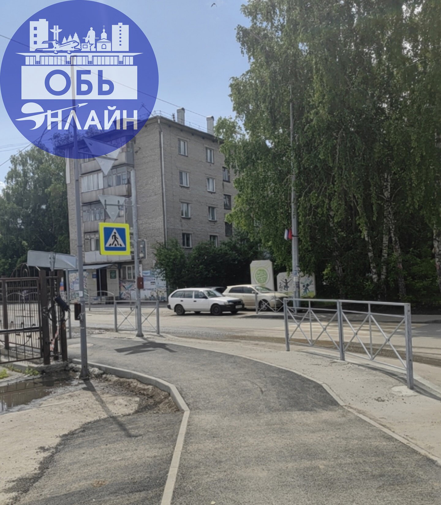 ↗ Хорошо, когда слышат людей!
Изначально сделали так, что после ремонта тротуар стал узкий и упирался в светофор (серая светлая часть) | Сетка — социальная сеть от hh.ru