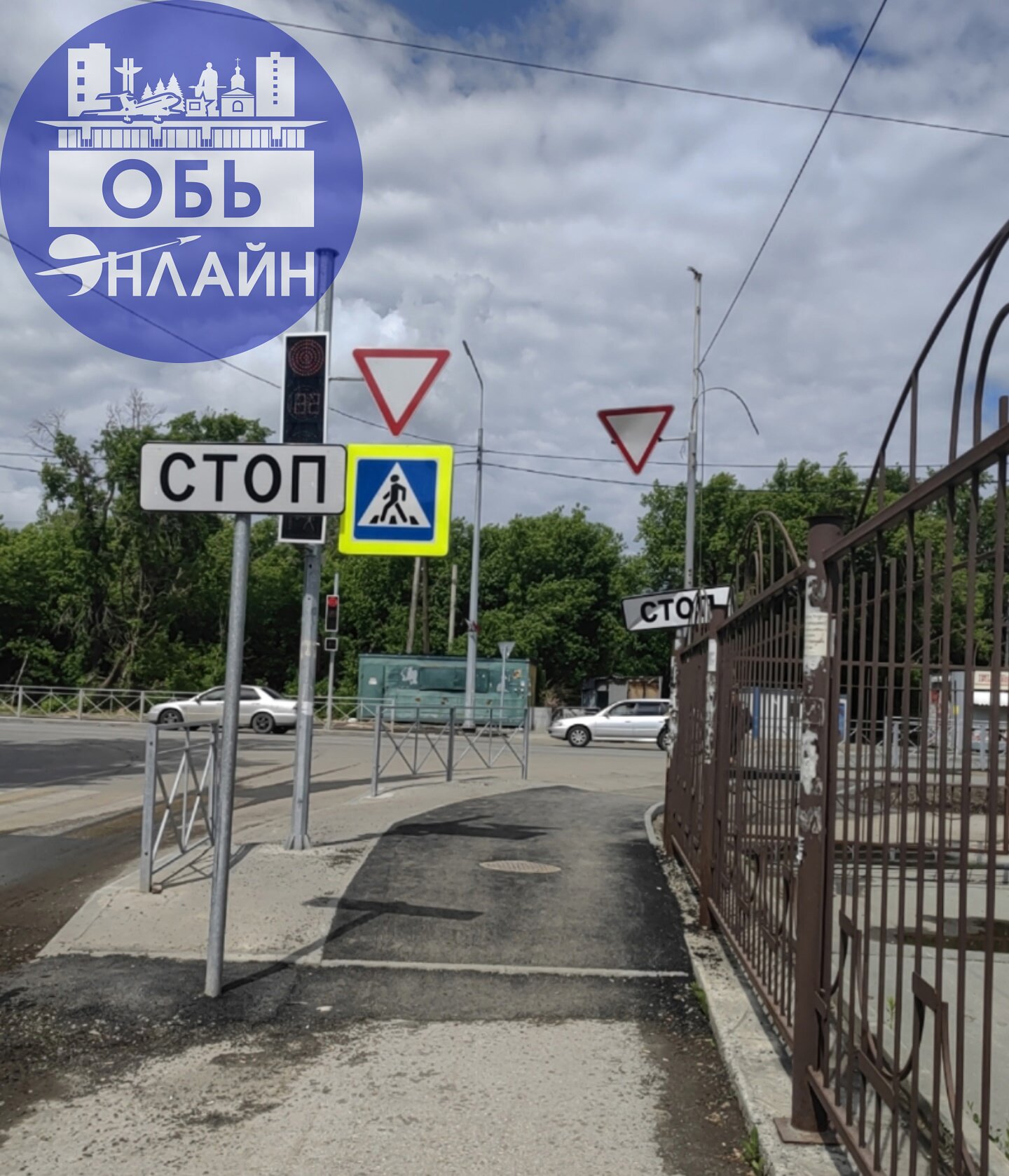 ↗ Хорошо, когда слышат людей!
Изначально сделали так, что после ремонта тротуар стал узкий и упирался в светофор (серая светлая часть) | Сетка — социальная сеть от hh.ru