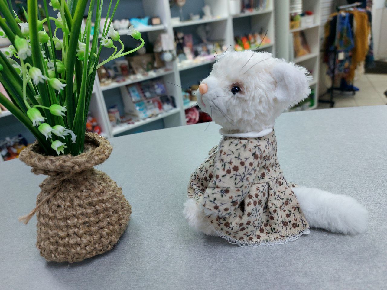 🐱💖 УНИКАЛЬНЫЙ КОТИК РУЧНОЙ РАБОТЫ
Этот 12-см очаровашка в платьице в цветочек — не просто игрушка, а маленький лучик тепла!
✨Почему он станет вашим любимцем?

Идеальный размер — поместится на ладошке ... | Сетка — социальная сеть от hh.ru