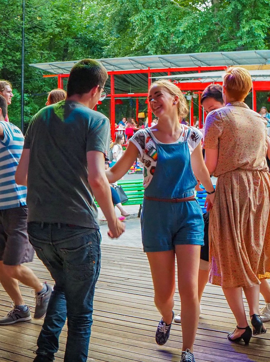 💃🏻Танцевальные вечера в саду им. Баумана
вторник 19:00-21:00
воскресенье 19:30-21:00
На центральной аллее в Саду имени Н.Э. Баумана проводят мастер-классы по историческим танцам | Сетка — социальная сеть от hh.ru