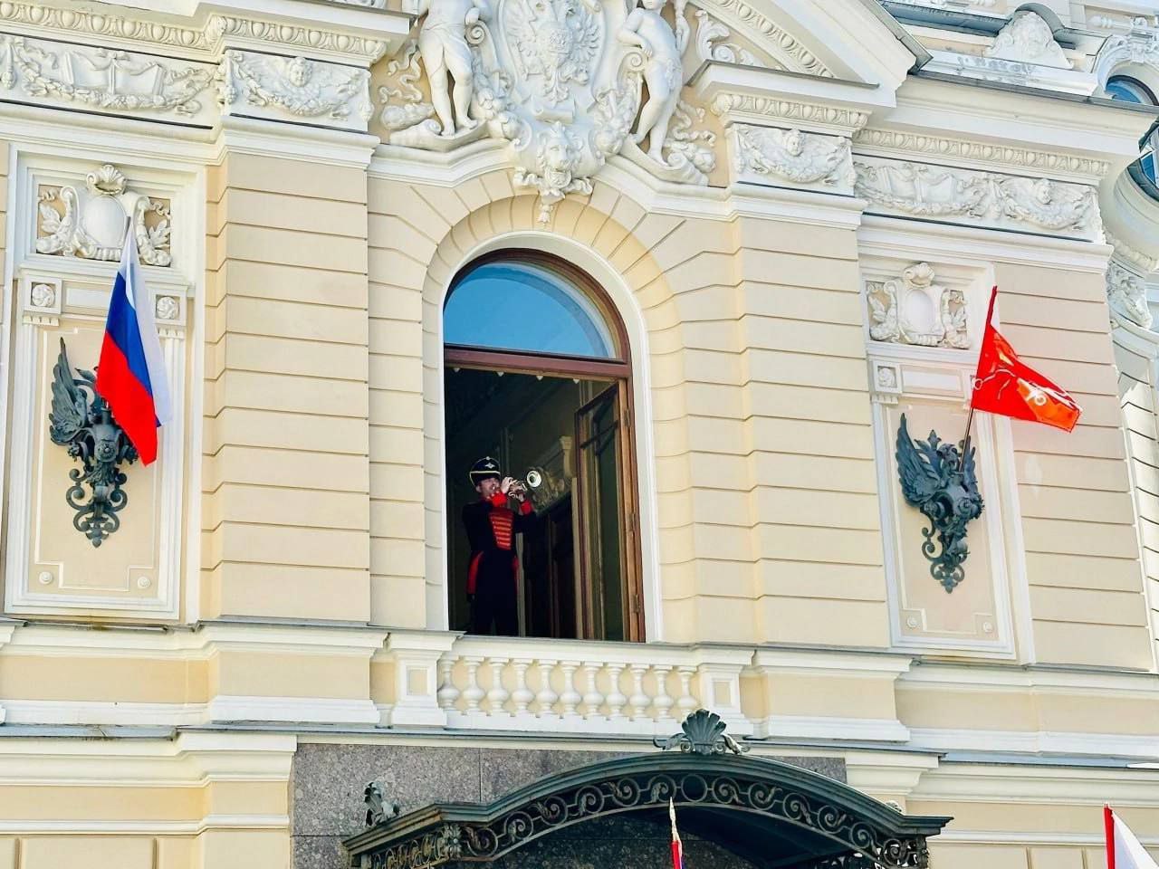 🎺 Петербургская традиция, которой 300 лет
Каждое воскресенье ровно в полдень открывается окно Капеллы на Мойке | Сетка — социальная сеть от hh.ru