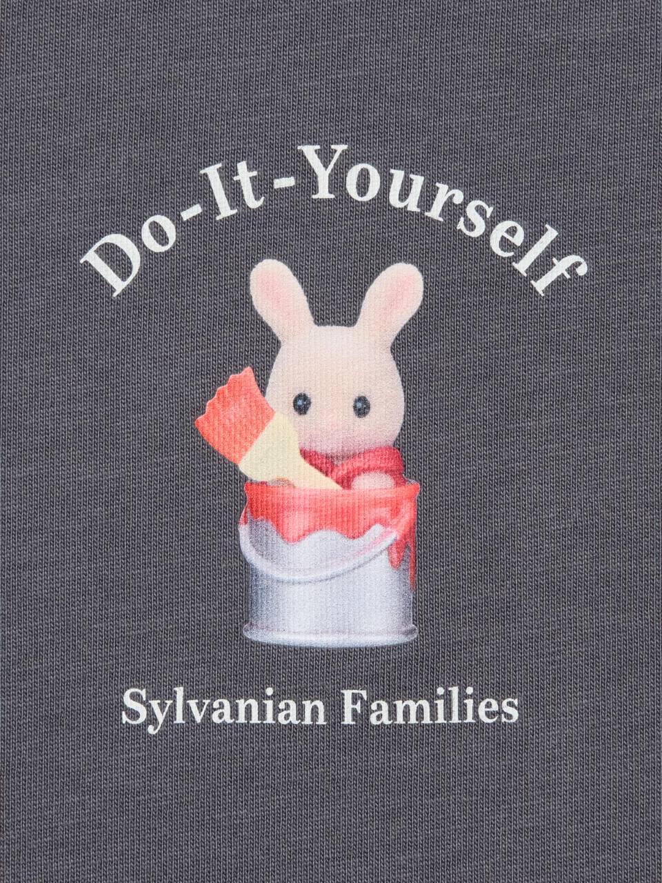 Uniqlo выпустит коллабу c японскими игрушками Sylvanian Families. В дропе — несколько милых футболок, продажи стартуют в августе.
не хватает только мемных фраз вроде «пакеда, фуфелы» 😵 | Сетка — социальная сеть от hh.ru
