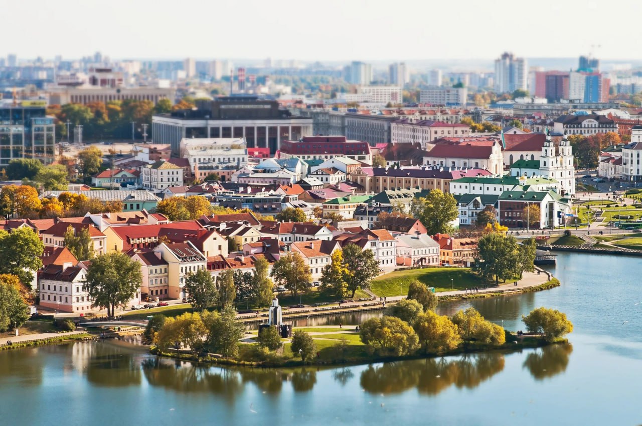 Снова в Минск
В прошлом году спонтанно рванул в Минск —
поддержать сборную и заодно освежить голову.
Зашло.
Поэтому — второй год подряд повторяю маршрут | Сетка — социальная сеть от hh.ru
