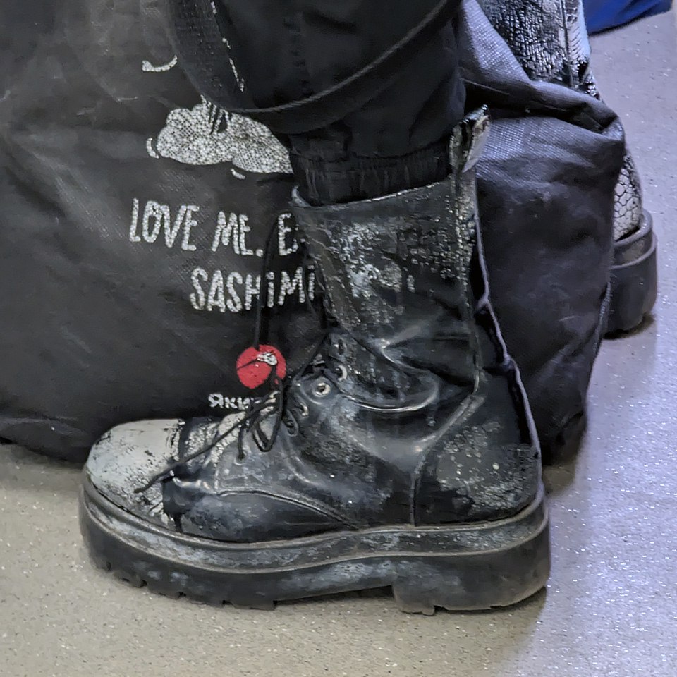 Сегодня кто-то попал под хороший ливень 🌊🏄🌊
И о погоде 🌤
Сегодня в Москве облачно с прояснениями, местами ливень
Утром +19 🌤
Днём +22 🌧
Вечером +21 🌩
#обувь #июнь #2025г #ногимосковскогометро #NMMetro... | Сетка — социальная сеть от hh.ru