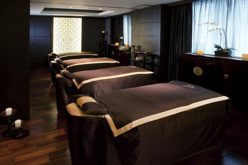 Here Are The Secrets Of Hong Kong’s Wellness Boom
A treatment room at the Cordis, Hong Kong. Its Chuan Spa combines traditional Chinese medicine and the latest technology | Сетка — социальная сеть от hh.ru