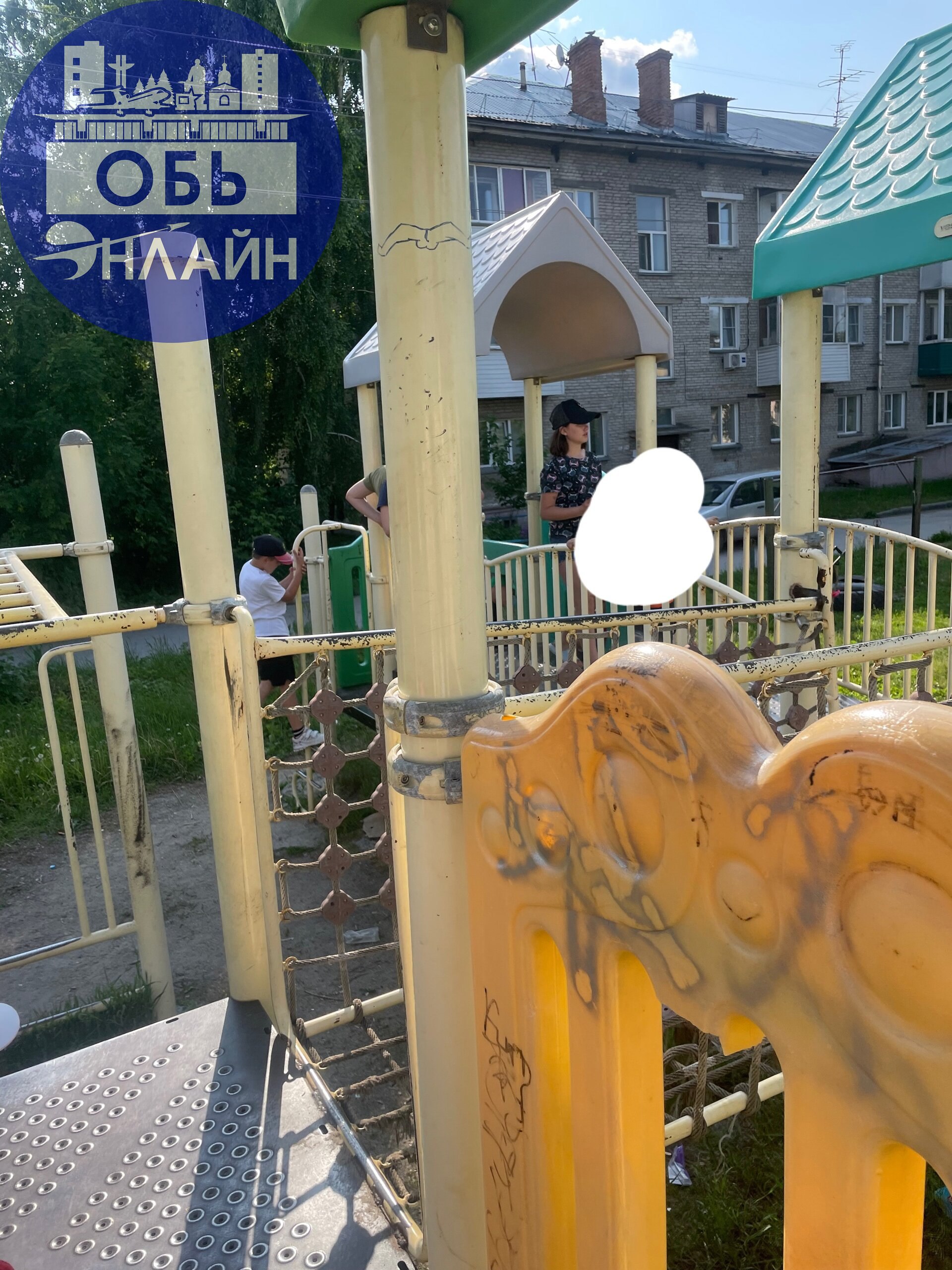 ↗ Данные дети не дают играть маленьким детям на площадке,кричат матом,не дают прохода на горку.Также кричат такие фразы «Зачем вы вообще пришли на эту площадку»
Прошу провести беседу со своими детьми | Сетка — социальная сеть от hh.ru