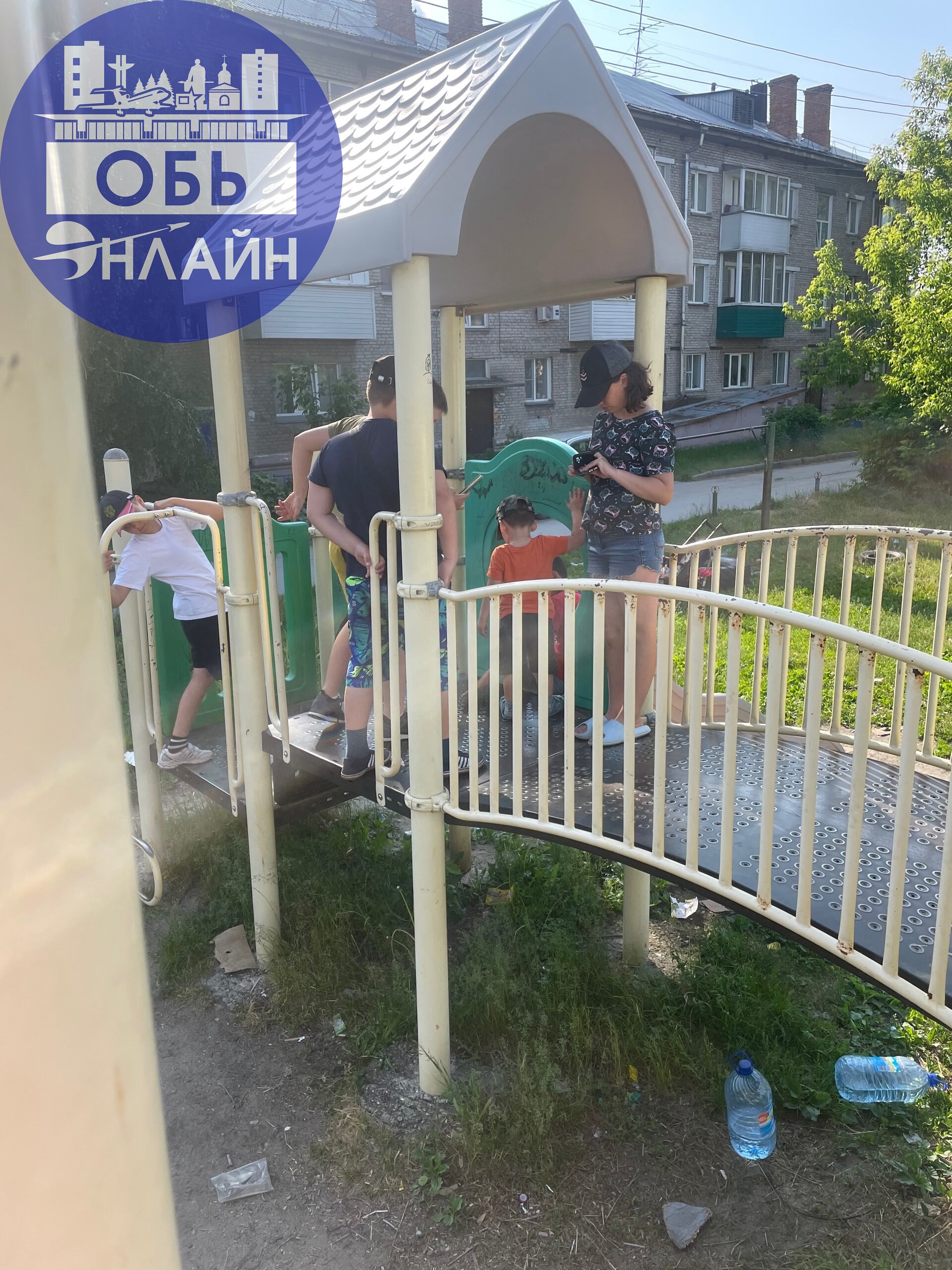 ↗ Данные дети не дают играть маленьким детям на площадке,кричат матом,не дают прохода на горку.Также кричат такие фразы «Зачем вы вообще пришли на эту площадку»
Прошу провести беседу со своими детьми | Сетка — социальная сеть от hh.ru
