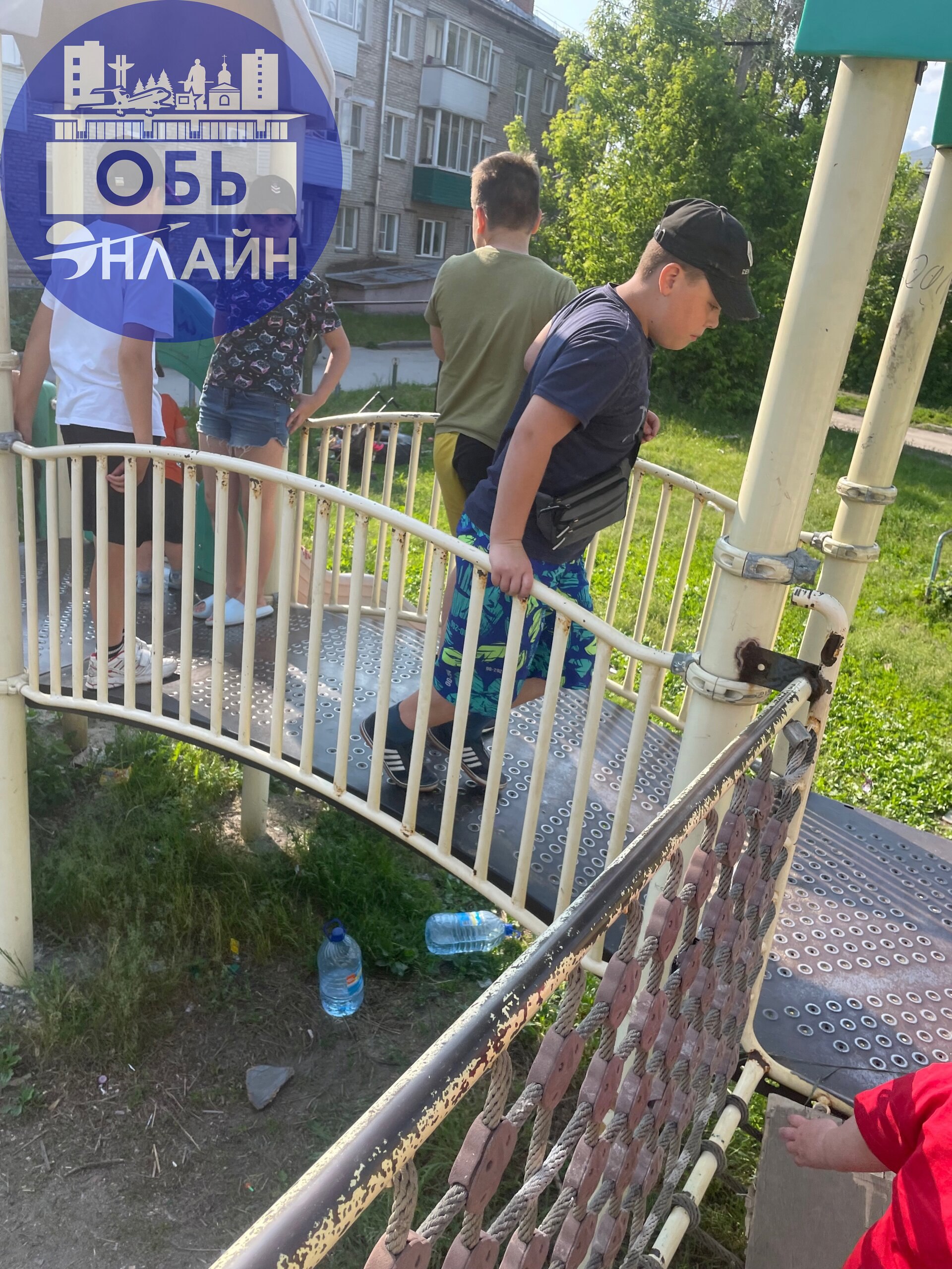 ↗ Данные дети не дают играть маленьким детям на площадке,кричат матом,не дают прохода на горку.Также кричат такие фразы «Зачем вы вообще пришли на эту площадку»
Прошу провести беседу со своими детьми | Сетка — социальная сеть от hh.ru