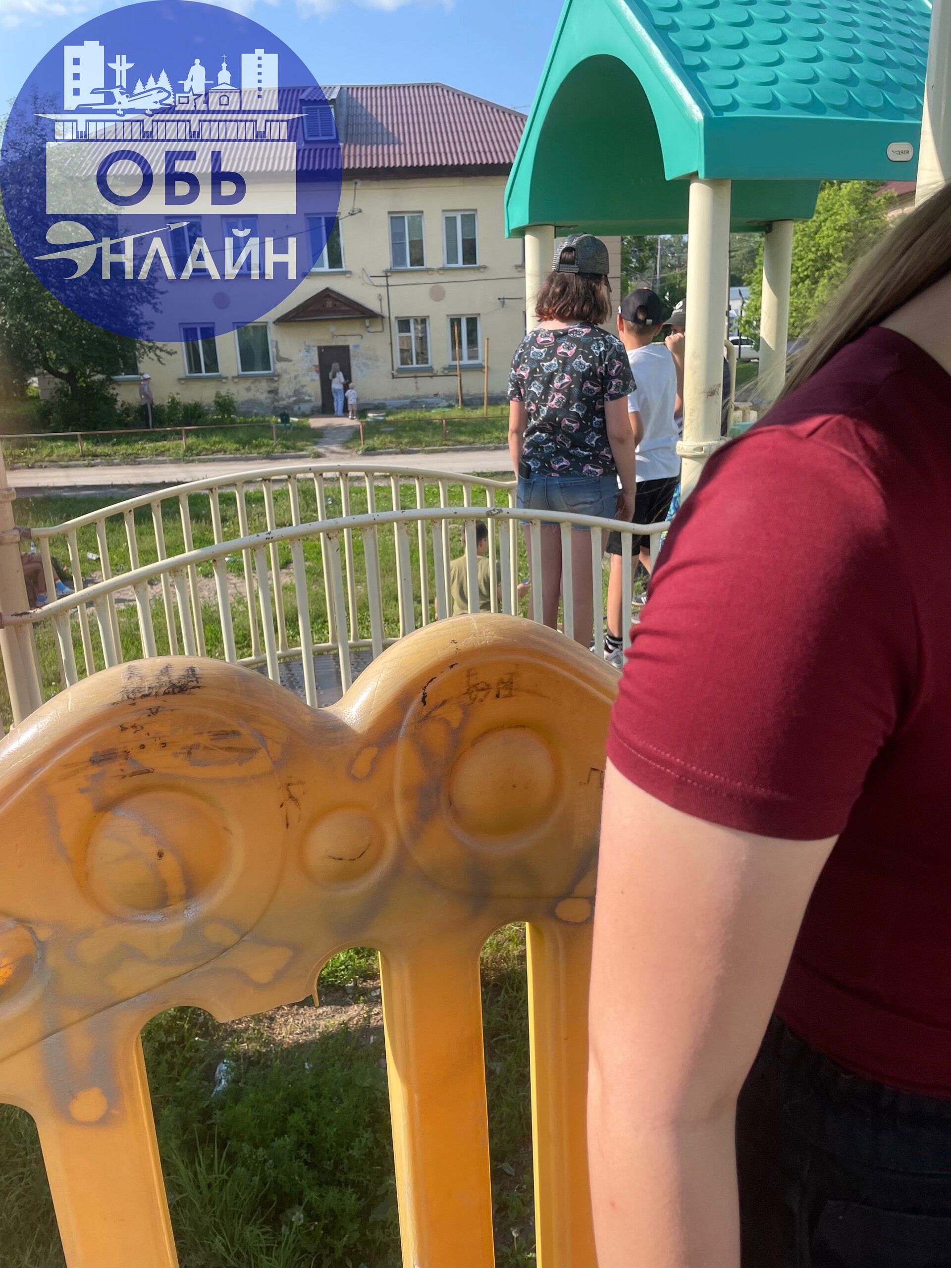 ↗ Данные дети не дают играть маленьким детям на площадке,кричат матом,не дают прохода на горку.Также кричат такие фразы «Зачем вы вообще пришли на эту площадку»
Прошу провести беседу со своими детьми | Сетка — социальная сеть от hh.ru