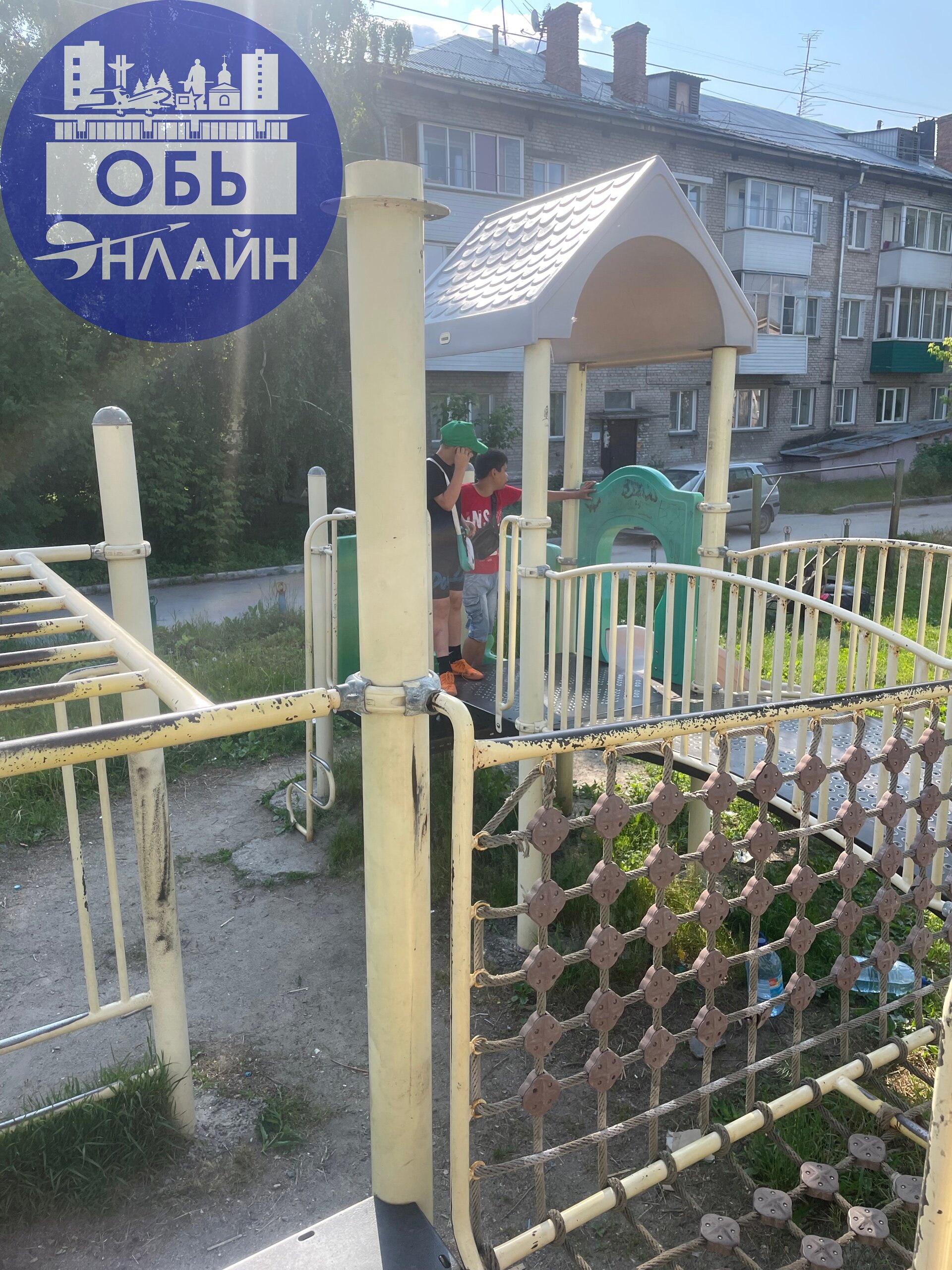 ↗ Данные дети не дают играть маленьким детям на площадке,кричат матом,не дают прохода на горку.Также кричат такие фразы «Зачем вы вообще пришли на эту площадку»
Прошу провести беседу со своими детьми | Сетка — социальная сеть от hh.ru