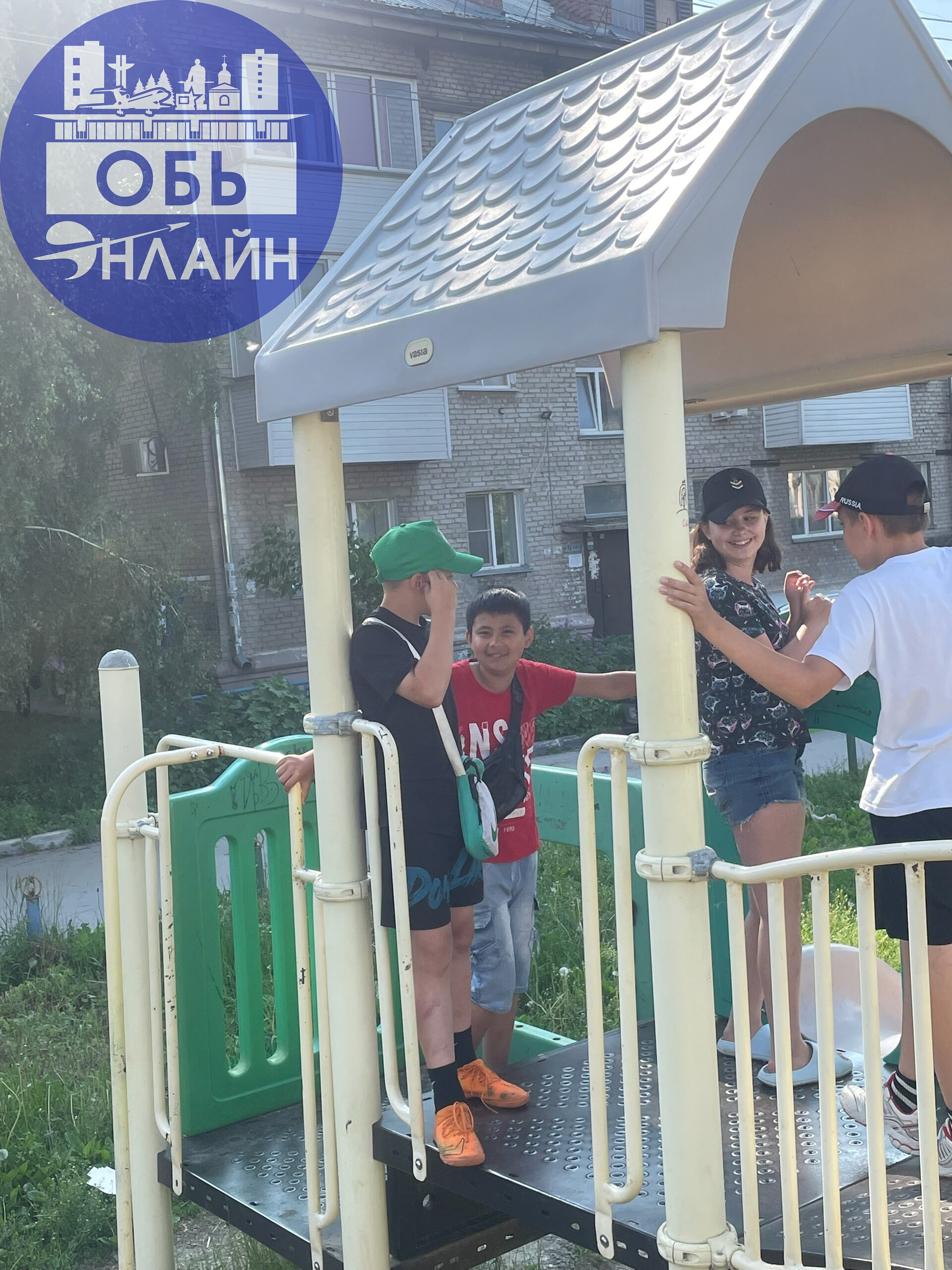 ↗ Данные дети не дают играть маленьким детям на площадке,кричат матом,не дают прохода на горку.Также кричат такие фразы «Зачем вы вообще пришли на эту площадку»
Прошу провести беседу со своими детьми | Сетка — социальная сеть от hh.ru