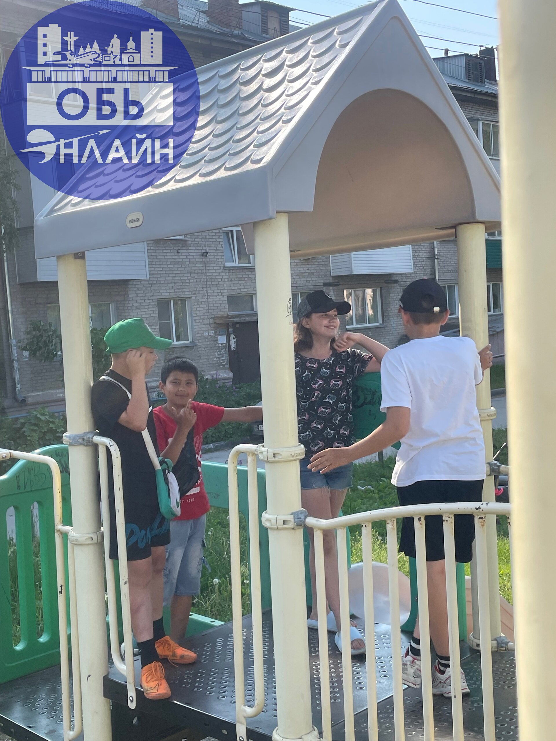 ↗ Данные дети не дают играть маленьким детям на площадке,кричат матом,не дают прохода на горку.Также кричат такие фразы «Зачем вы вообще пришли на эту площадку»
Прошу провести беседу со своими детьми | Сетка — социальная сеть от hh.ru