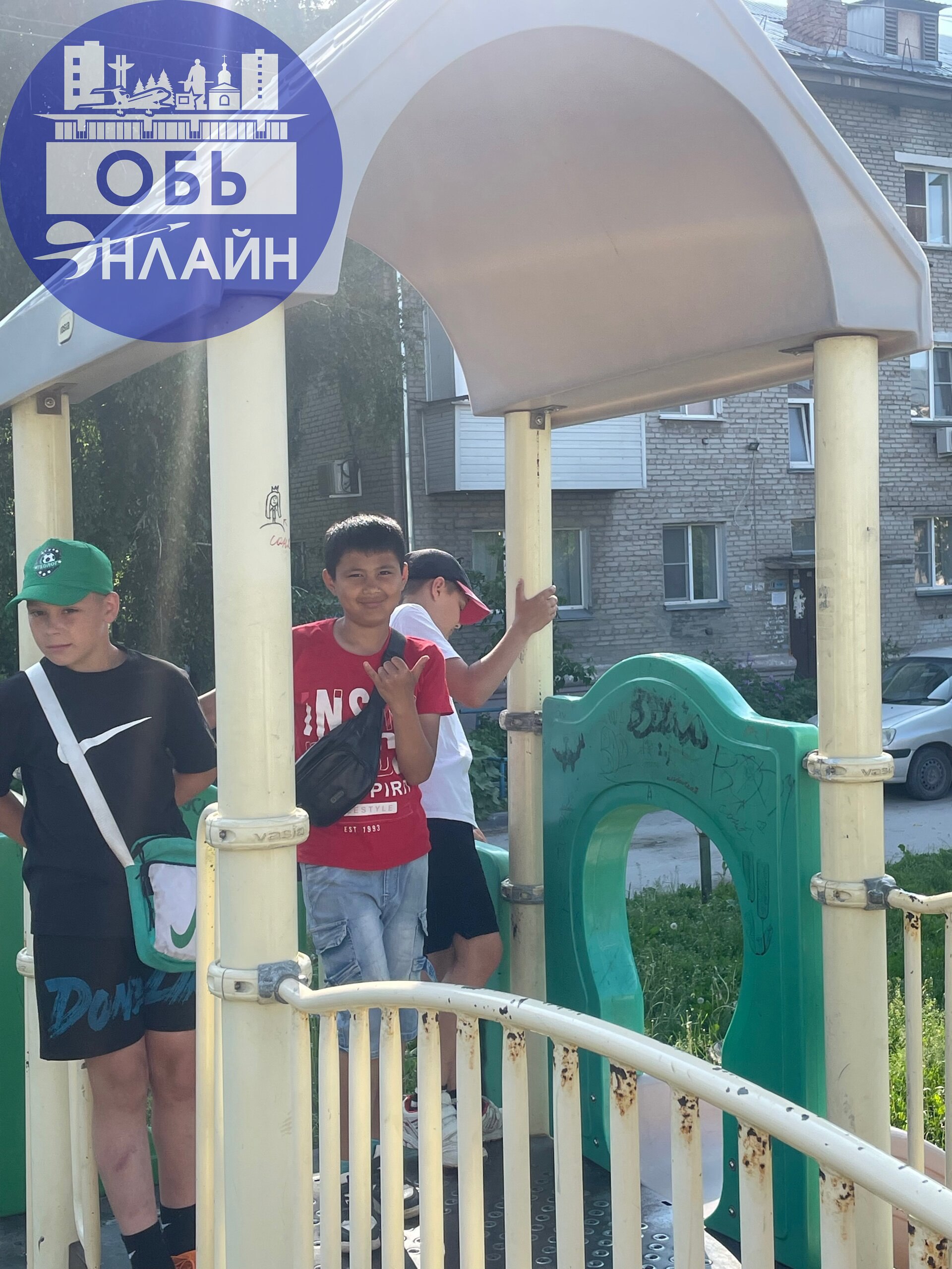 ↗ Данные дети не дают играть маленьким детям на площадке,кричат матом,не дают прохода на горку.Также кричат такие фразы «Зачем вы вообще пришли на эту площадку»
Прошу провести беседу со своими детьми | Сетка — социальная сеть от hh.ru
