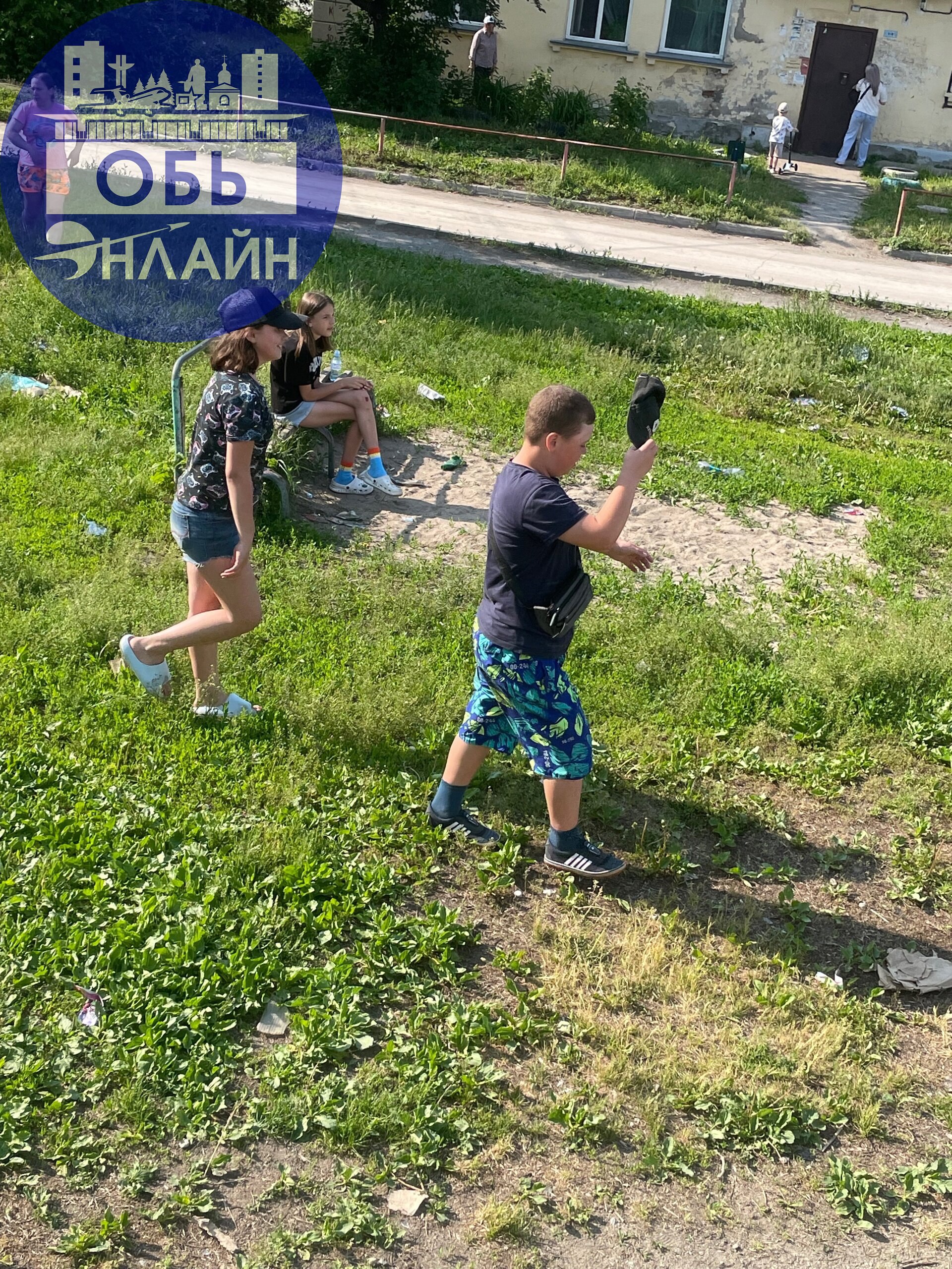 ↗ Данные дети не дают играть маленьким детям на площадке,кричат матом,не дают прохода на горку.Также кричат такие фразы «Зачем вы вообще пришли на эту площадку»
Прошу провести беседу со своими детьми | Сетка — социальная сеть от hh.ru