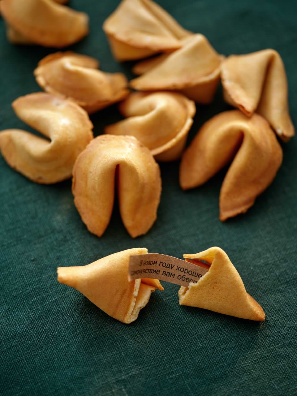 В нашей постоянной рубрике «Стол» печенье с предсказаниями — не просто десерт, а возможность открыть маленькую загадку будущего, сделав обыденный прием пищи незабываемым опытом | Сетка — социальная сеть от hh.ru