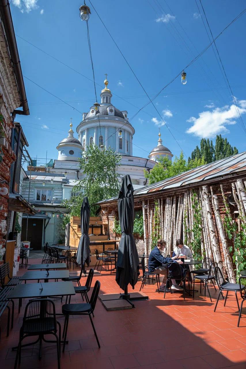 🌱Самые зеленые веранды в Москве
⭐ЦДЛ
📍ул. Поварская, 50/53, стр. 1
⭐Кафе Пушкинъ
📍Тверской б-р, 26А
⭐Muse
📍Б. Никитская ул., 14/2, стр. 7
⭐Antipa
📍Колымажный пер., 8/4, стр. 7
⭐Интеллигенция
📍ул | Сетка — социальная сеть от hh.ru