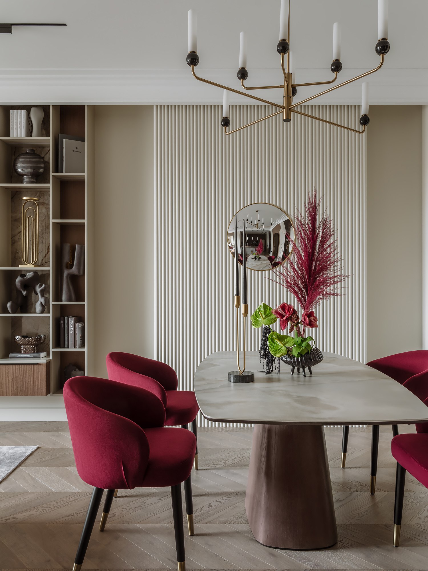 Подоконники-диваны, роспись стен под обои, скрытые модули для хранения и многое другое в проекте дизайнера Анны Мизюры. Смотрите и читайте на сайте wajournal.ru
Автор проекта: дизайнер Анна Мизюра | Сетка — социальная сеть от hh.ru