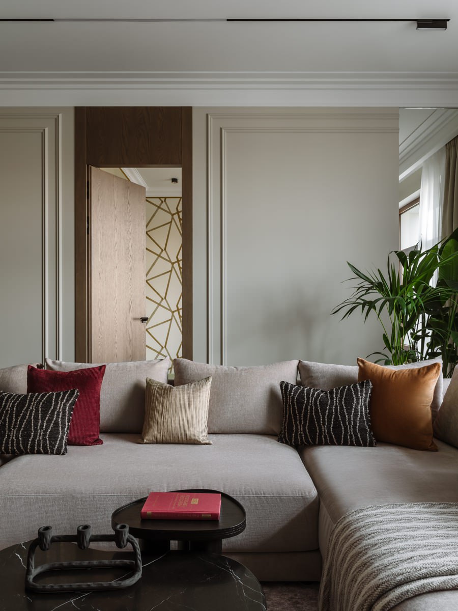 Подоконники-диваны, роспись стен под обои, скрытые модули для хранения и многое другое в проекте дизайнера Анны Мизюры. Смотрите и читайте на сайте wajournal.ru
Автор проекта: дизайнер Анна Мизюра | Сетка — социальная сеть от hh.ru