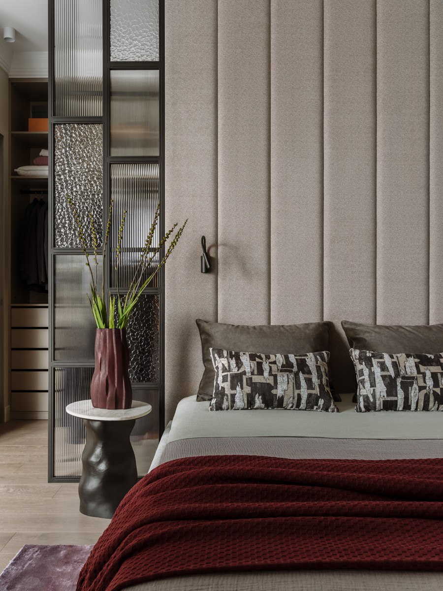 Подоконники-диваны, роспись стен под обои, скрытые модули для хранения и многое другое в проекте дизайнера Анны Мизюры. Смотрите и читайте на сайте wajournal.ru
Автор проекта: дизайнер Анна Мизюра | Сетка — социальная сеть от hh.ru