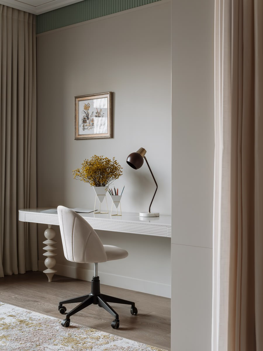 Подоконники-диваны, роспись стен под обои, скрытые модули для хранения и многое другое в проекте дизайнера Анны Мизюры. Смотрите и читайте на сайте wajournal.ru
Автор проекта: дизайнер Анна Мизюра | Сетка — социальная сеть от hh.ru