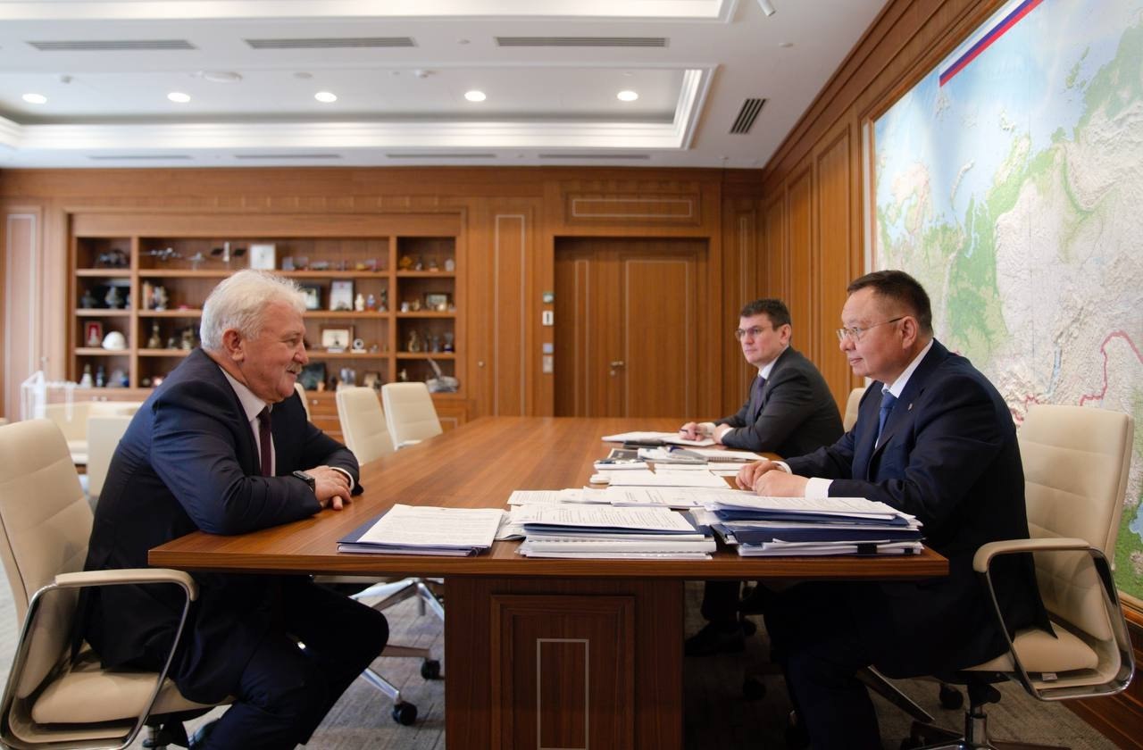 Министр строительства и ЖКХ РФ Ирек Файзуллин провел рабочую встречу с председателем Комитета Госдумы по транспорту и развитию транспортной инфраструктуры Евгением Москвичевым
▶️Обсудили вопросы разви... | Сетка — социальная сеть от hh.ru