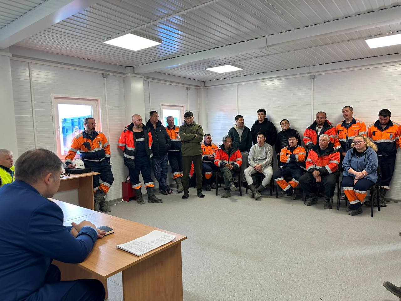 Прокуратура контролирует ситуацию с невыплатой заработной платы вахтовикам в Билибинском районе
 
Прокурор Билибинского района Евгений Крыженков посетил вахтовый поселок, принадлежащий ООО «Земтек Инж... | Сетка — социальная сеть от hh.ru