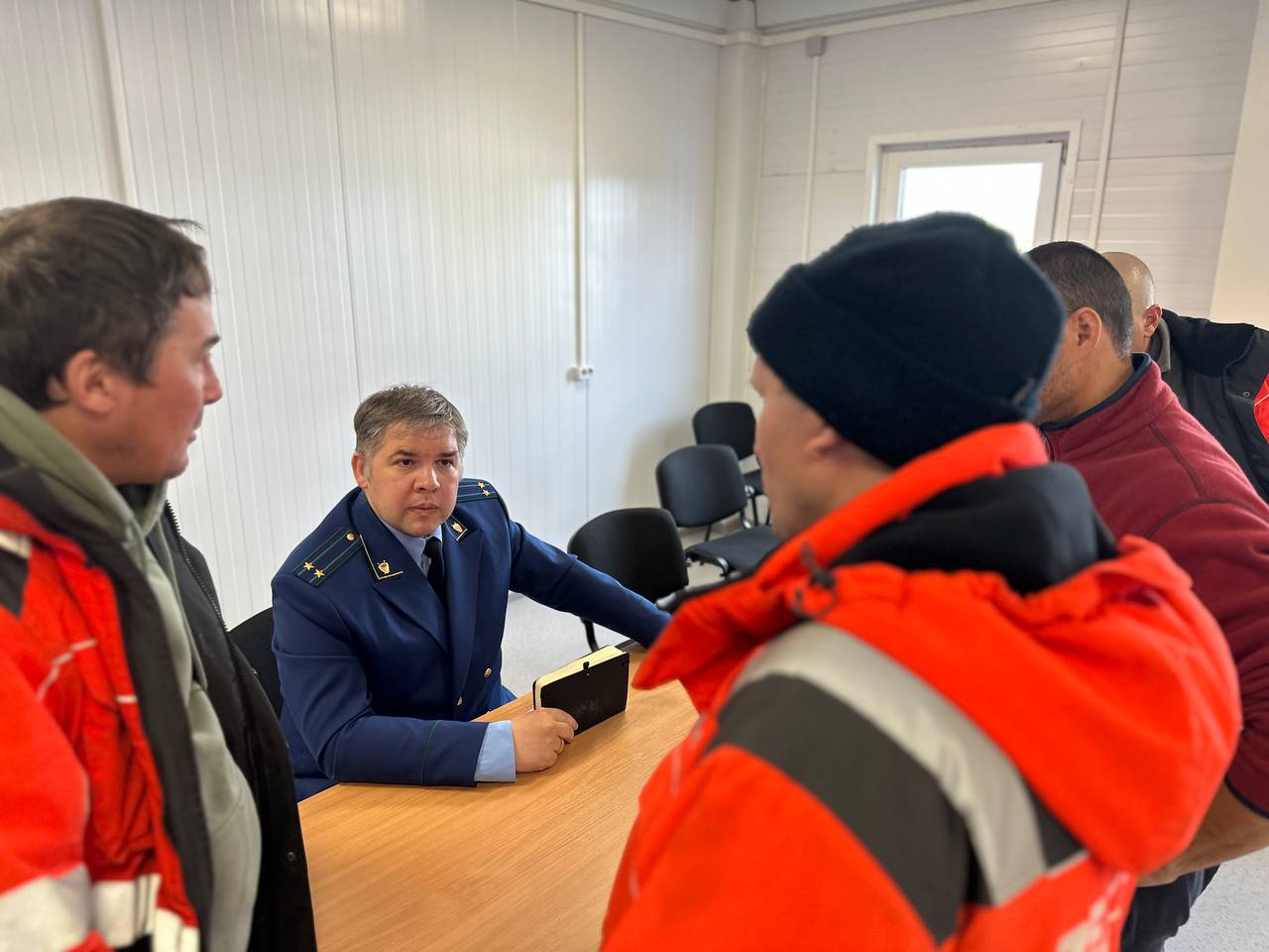 Прокуратура контролирует ситуацию с невыплатой заработной платы вахтовикам в Билибинском районе
 
Прокурор Билибинского района Евгений Крыженков посетил вахтовый поселок, принадлежащий ООО «Земтек Инж... | Сетка — социальная сеть от hh.ru