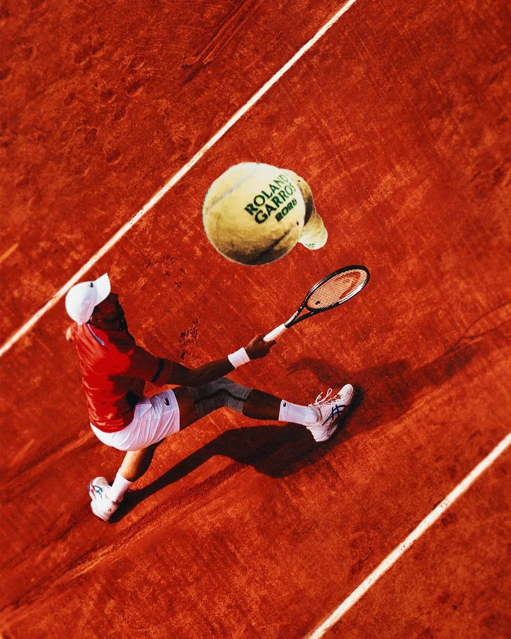 Понравился мне этот очень простой способ рекламы для соцсетей. Не проскроллишь – не узнаешь. А пока скроллишь, алгоритмы продвигают пост. Если что, вместо мяча может быть любой продукт | Сетка — социальная сеть от hh.ru