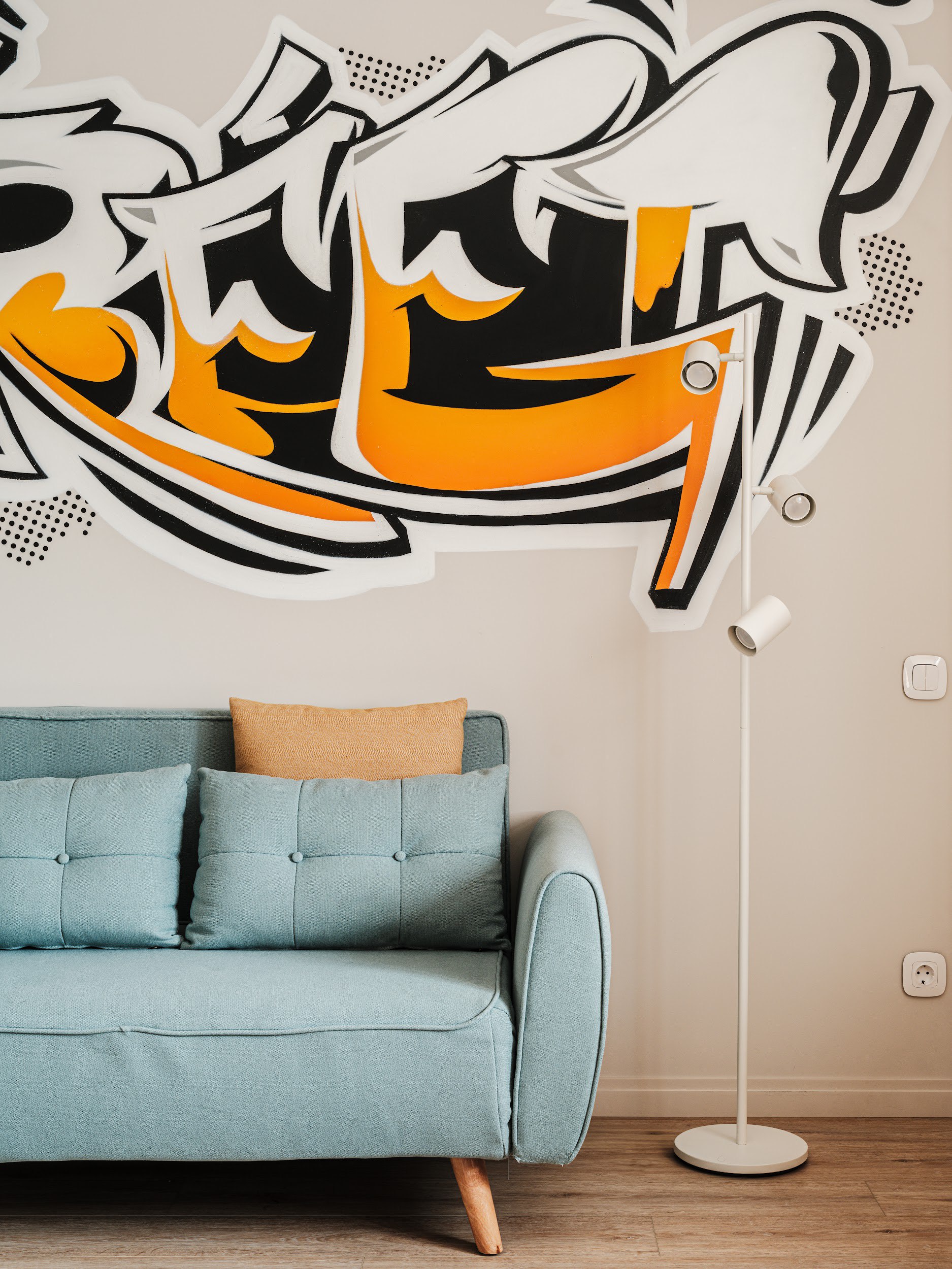 Функциональный минимализм и люстра с женским именем в проекте дизайнера Марии Детковой. Смотрите на сайте wajournal.ru
Автор проекта: дизайнер Мария Деткова.
Фотограф: Наталья Бочкова | Сетка — социальная сеть от hh.ru