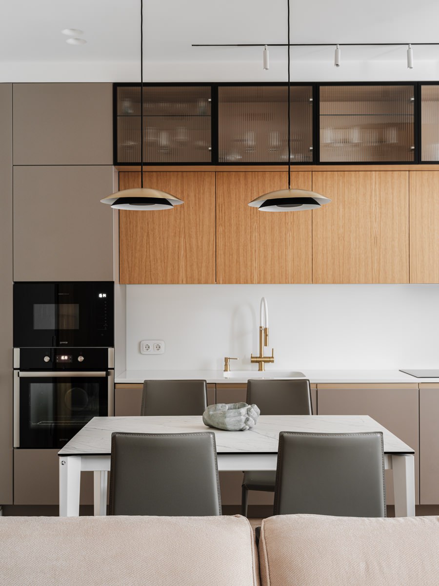 Функциональный минимализм и люстра с женским именем в проекте дизайнера Марии Детковой. Смотрите на сайте wajournal.ru
Автор проекта: дизайнер Мария Деткова.
Фотограф: Наталья Бочкова | Сетка — социальная сеть от hh.ru