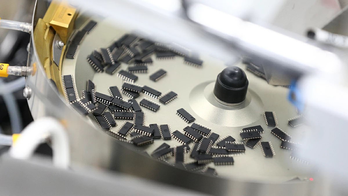 ⏺ Российский производитель базовых станций (БС) «Иртея» и производитель микросхем «Микрон» подписали первый форвардный контракт на поставку 10 типов микросхем для БС 
Сумма контракта составила 400 млн... | Сетка — социальная сеть от hh.ru