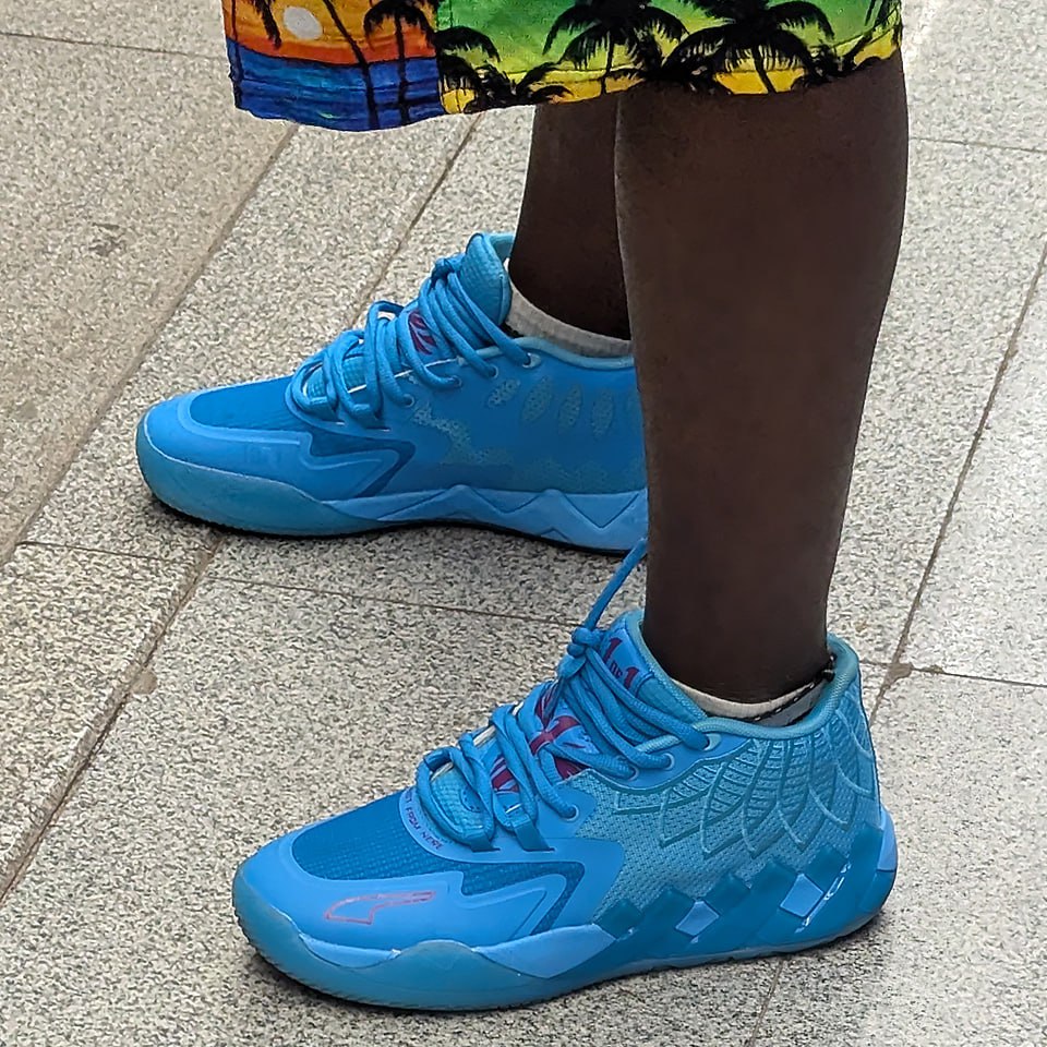 Красивое 👀
В мире баскетбола редко рождаются игроки, чьи движения будто нарушают законы физики. ЛаМело Болл — один из них. Его первый именной силуэт от PUMA — MB | Сетка — социальная сеть от hh.ru