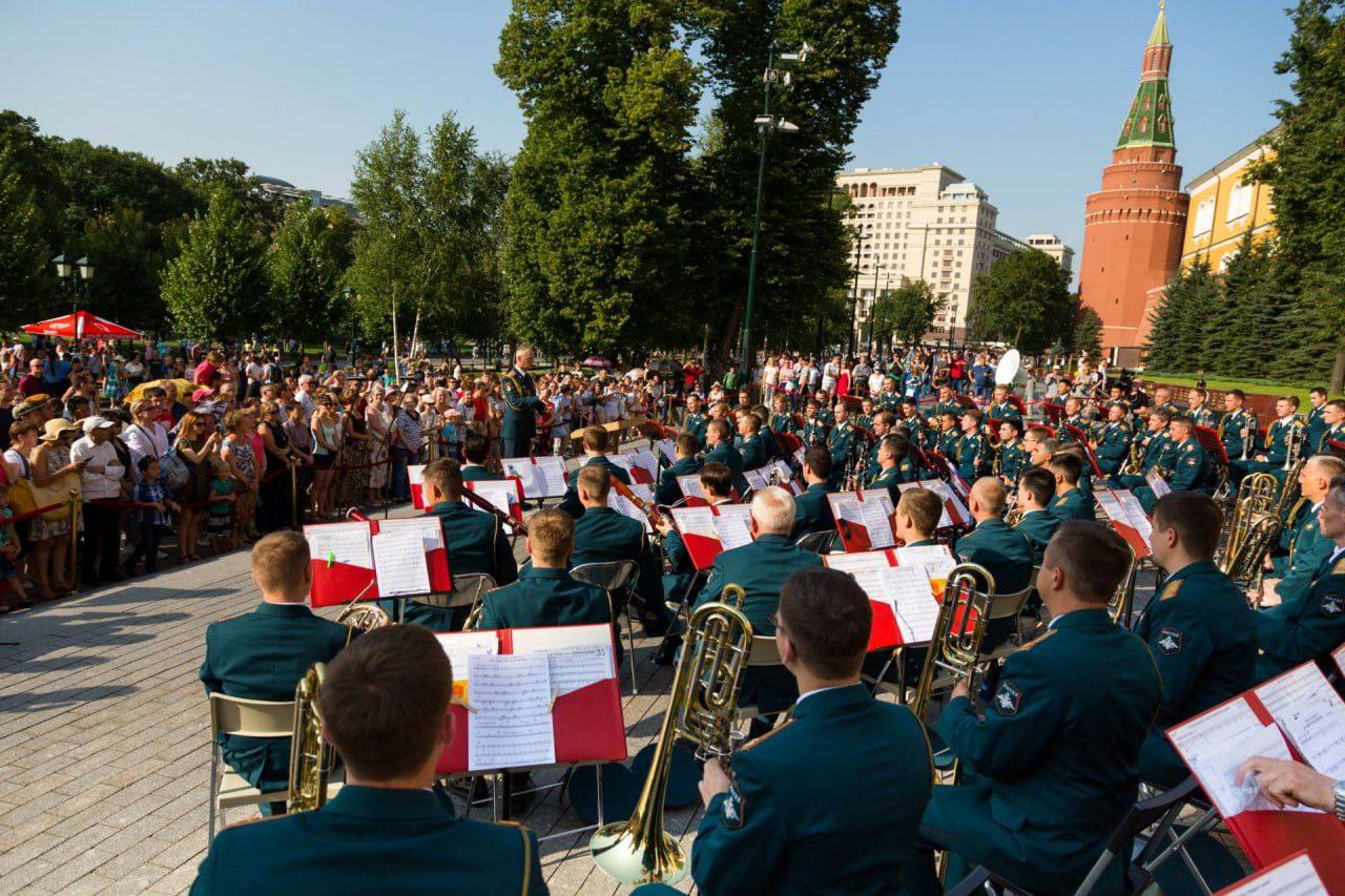 🎺Фестиваль «Военные оркестры в парках»
🎻14 июня 15:00
📍Парк Горького. Военный образцовый оркестр (Почётного караула)
🥁15 июня 16:00
📍Сад им. Н. Э. Баумана | Сетка — социальная сеть от hh.ru