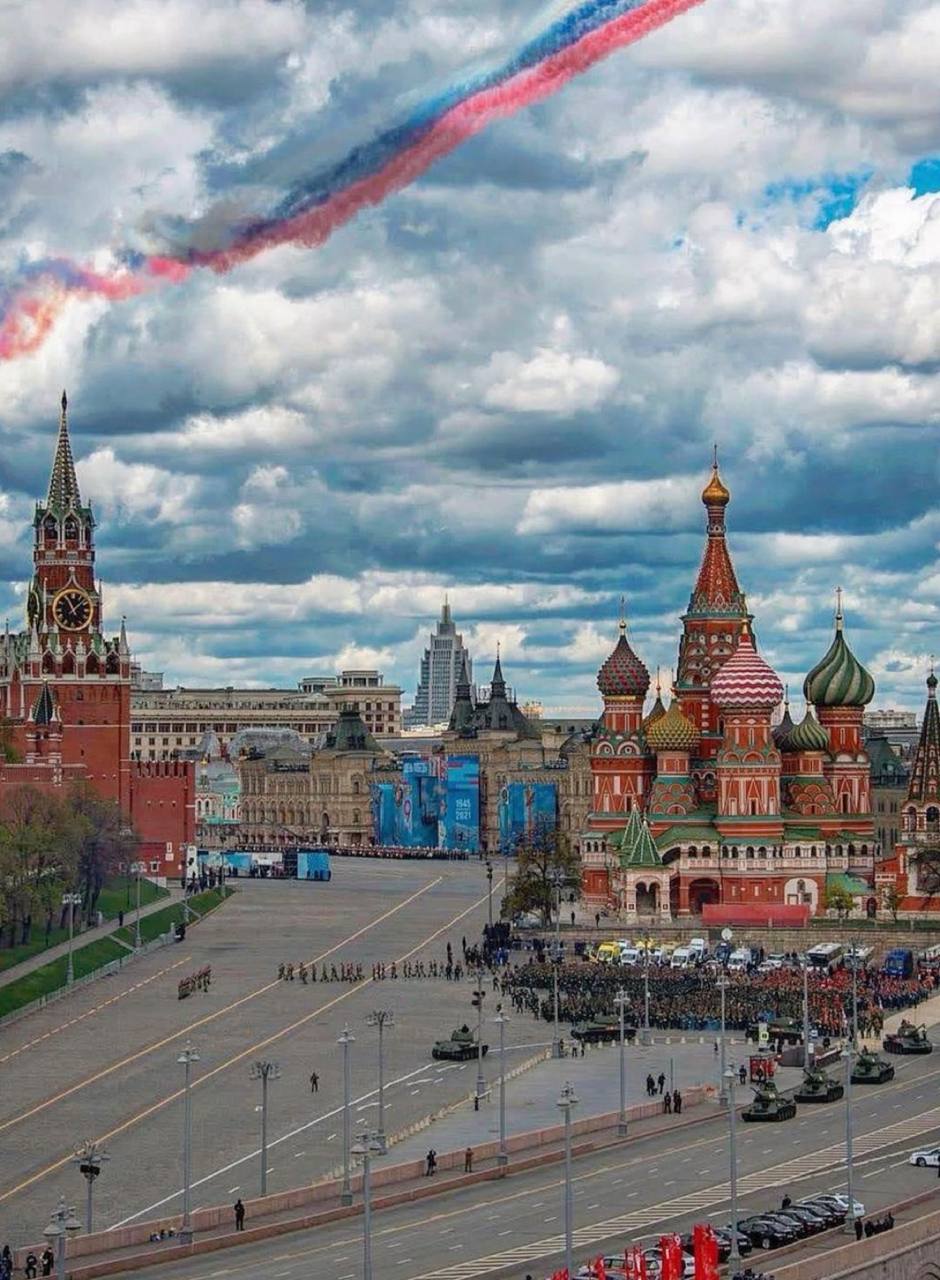 С Днем России, друзья!
Сегодня – особенный день, когда каждый из нас чувствует себя частью огромной и прекрасной страны | Сетка — социальная сеть от hh.ru
