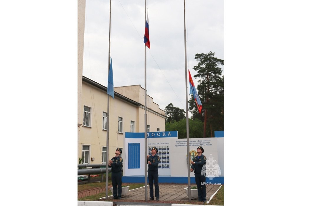 12 июня, в День России, сотрудники института приняли участие в патриотическом мероприятии – торжественной церемонии поднятия государственного флага | Сетка — социальная сеть от hh.ru