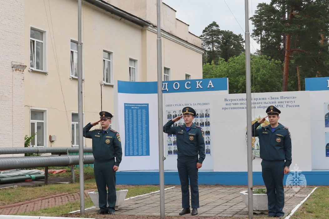 12 июня, в День России, сотрудники института приняли участие в патриотическом мероприятии – торжественной церемонии поднятия государственного флага | Сетка — социальная сеть от hh.ru