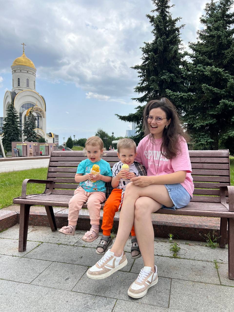 Всех с праздником!
В этот подарочный выходной мы пошли гулять | Сетка — социальная сеть от hh.ru