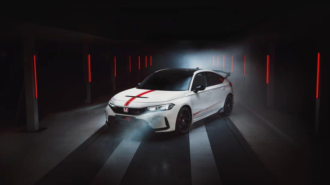 ❤️ Honda выпустила прощальную спецверсию легендарной Civic Type R для Европы
Отличия от оригинальной версии — только дизайнерские: белый кузов оклеили красными элементами и добавили карбоновые вставки | Сетка — социальная сеть от hh.ru