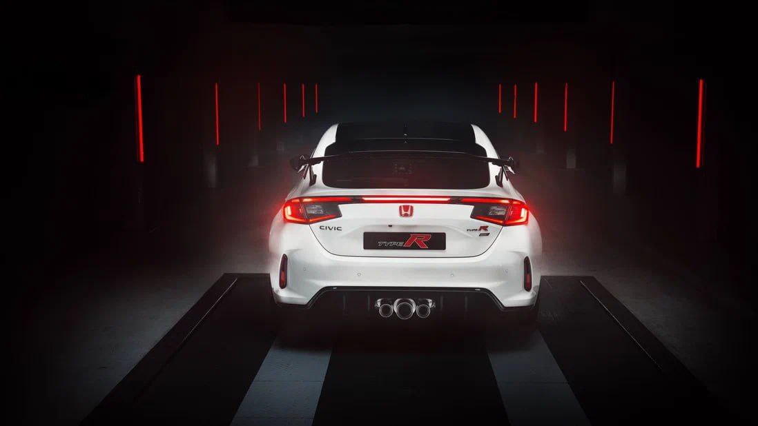 ❤️ Honda выпустила прощальную спецверсию легендарной Civic Type R для Европы
Отличия от оригинальной версии — только дизайнерские: белый кузов оклеили красными элементами и добавили карбоновые вставки | Сетка — социальная сеть от hh.ru