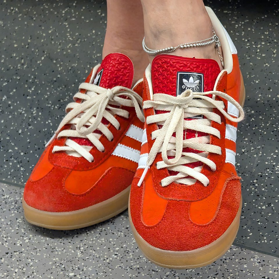 Ты смотришь вниз — красные, бархатные, блестящие и замечаешь, что... На язычке аккуратно расположен логотип Adidas… а чуть ниже — Gucci | Сетка — социальная сеть от hh.ru