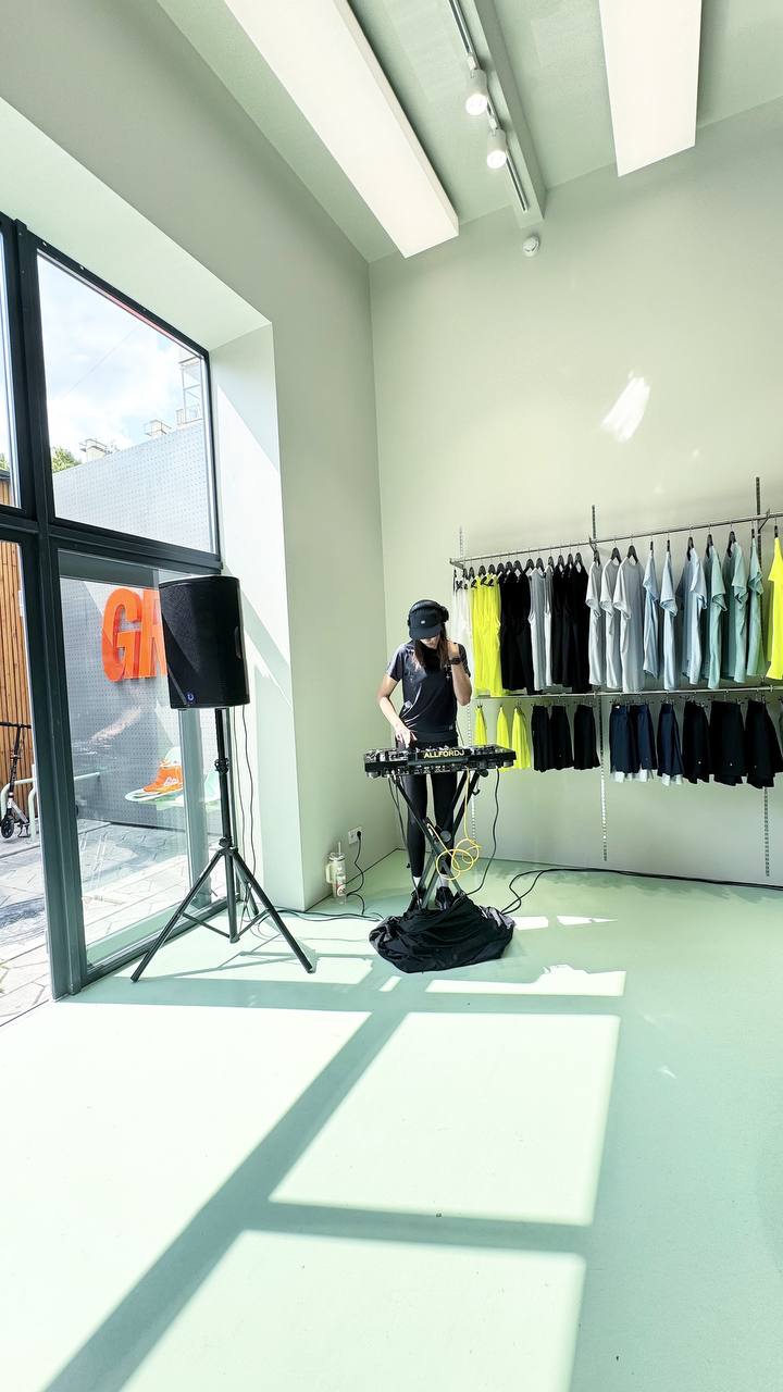 Массовый бег развивается не только большим количеством участников и постоянными sold out на событиях. Одним из важных факторов роста - открытие беговых магазинов | Сетка — социальная сеть от hh.ru