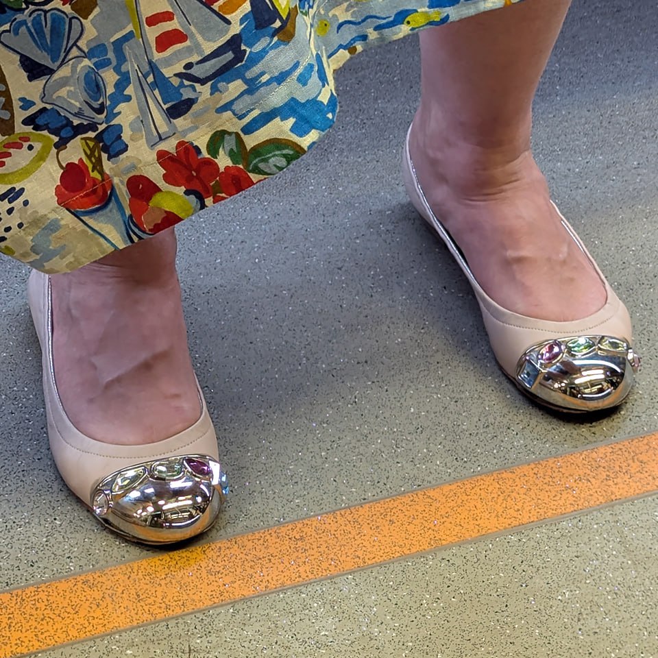 Камушки ✨
Выгуливаем в перерыве между дождями
Интересно носочек металлический или пластик? 🤔
#обувь #июнь #2025г #ногимосковскогометро #NMMetro #метро #москва #бежевый #балетки | Сетка — социальная сеть от hh.ru