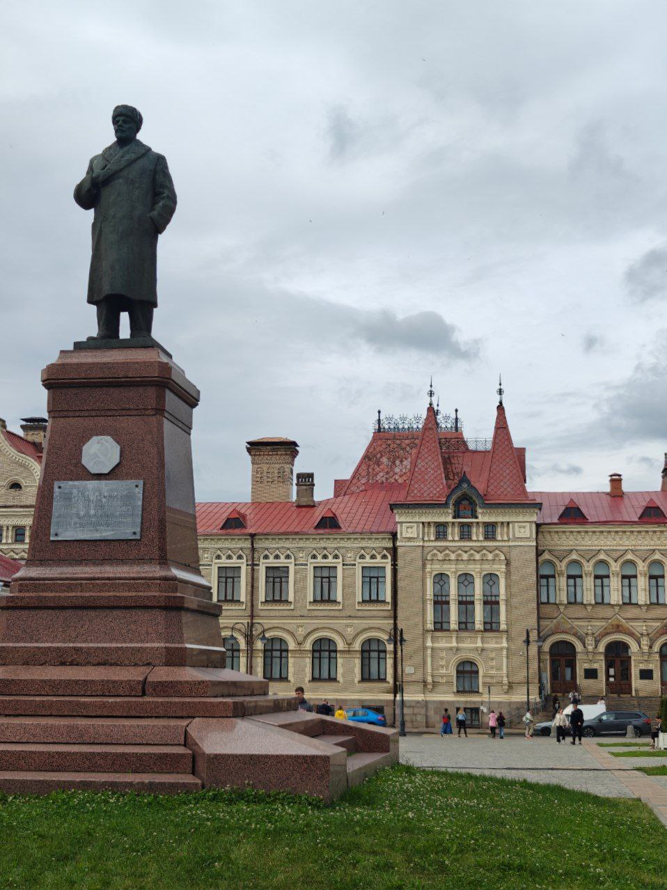 Рыбинск, Ленин в шапке, вывески с ъ, мостовые, Волга.
Будто переносишься в другой мир, лет на сто назад.
Очень понравился. | Сетка — социальная сеть от hh.ru