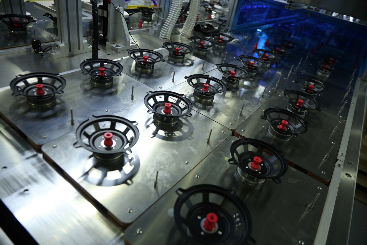 ⏺ «Урал», лидер российского рынка автоакустики, вернул серийное производство динамиков Warhead из Китая в Россию
Динамики этой модели были созданы в начале 2000-х годов | Сетка — социальная сеть от hh.ru