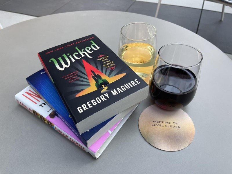 Top Times Square Hotel Offers Books And Sips
Tempo by Hilton Times Square has partnered with Book Club Bar to offer guests a trio of bestselling books and literary-inspired cocktails | Сетка — социальная сеть от hh.ru